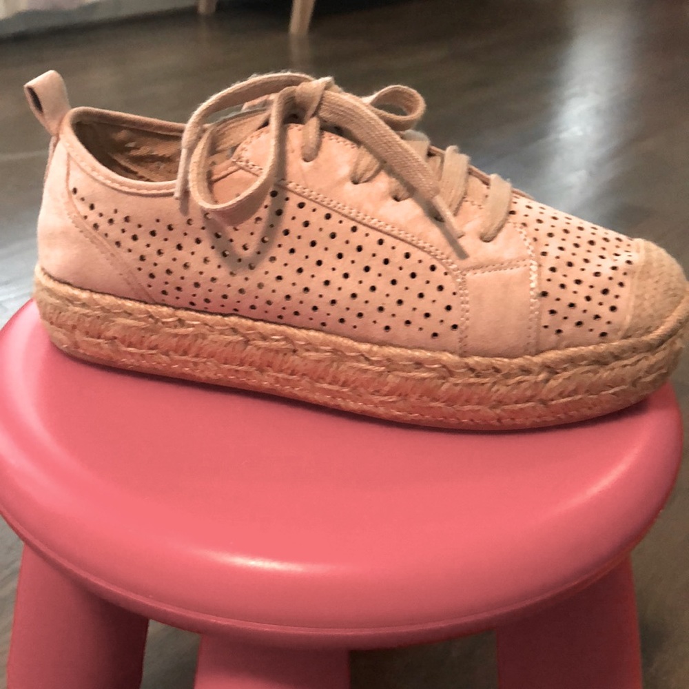 European stylish in excellent condition sneakers